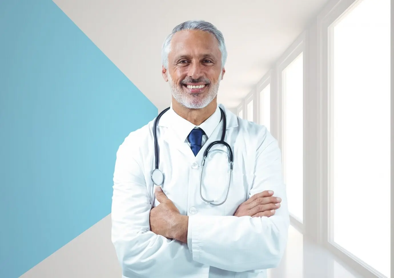 Улыбка, прикосновение, скрещенные руки, больничная палата.