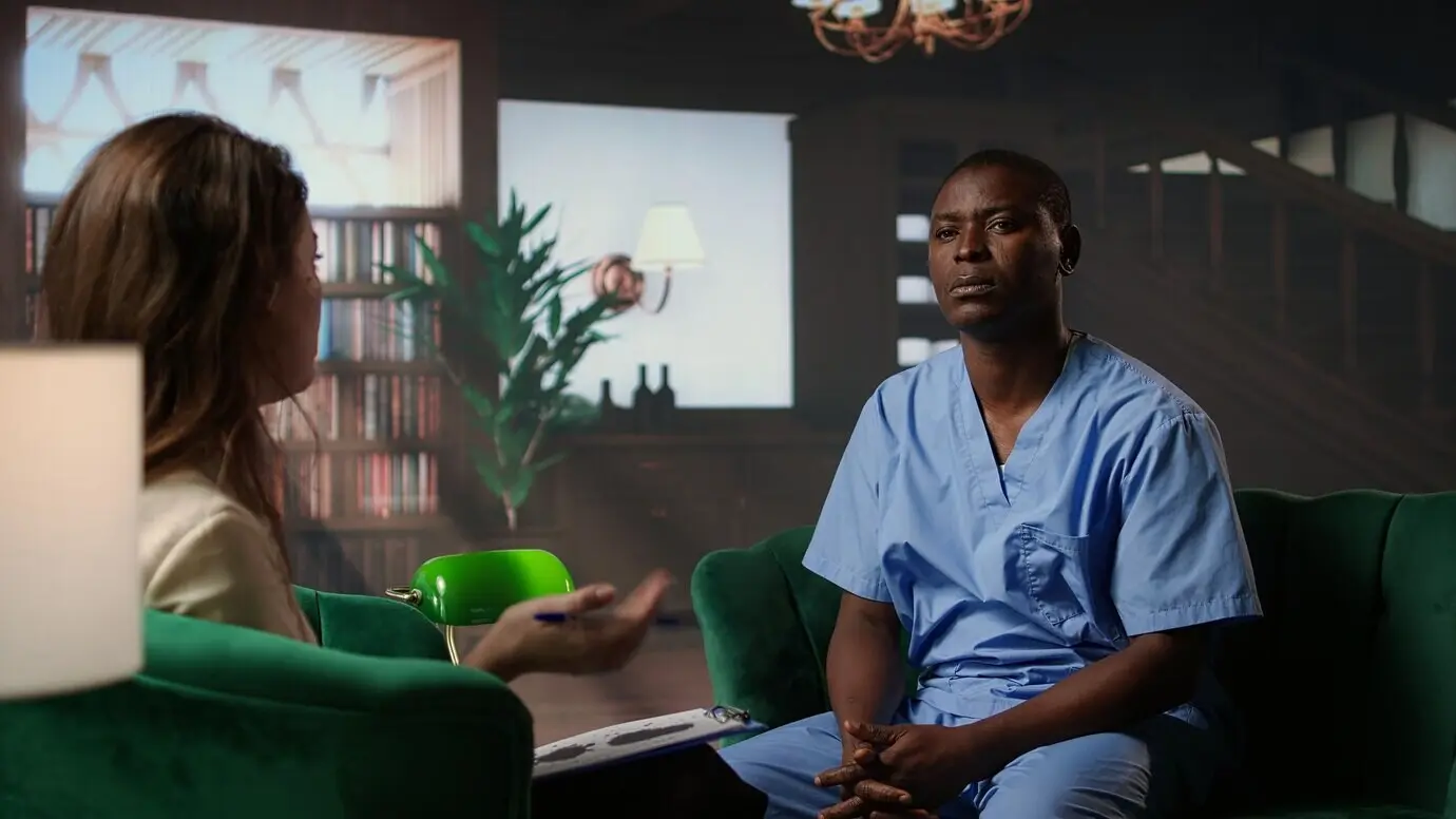 Афроамериканская медсестра борется с состоянием деперсонализации из-за посттравматического стрессового расстройства.