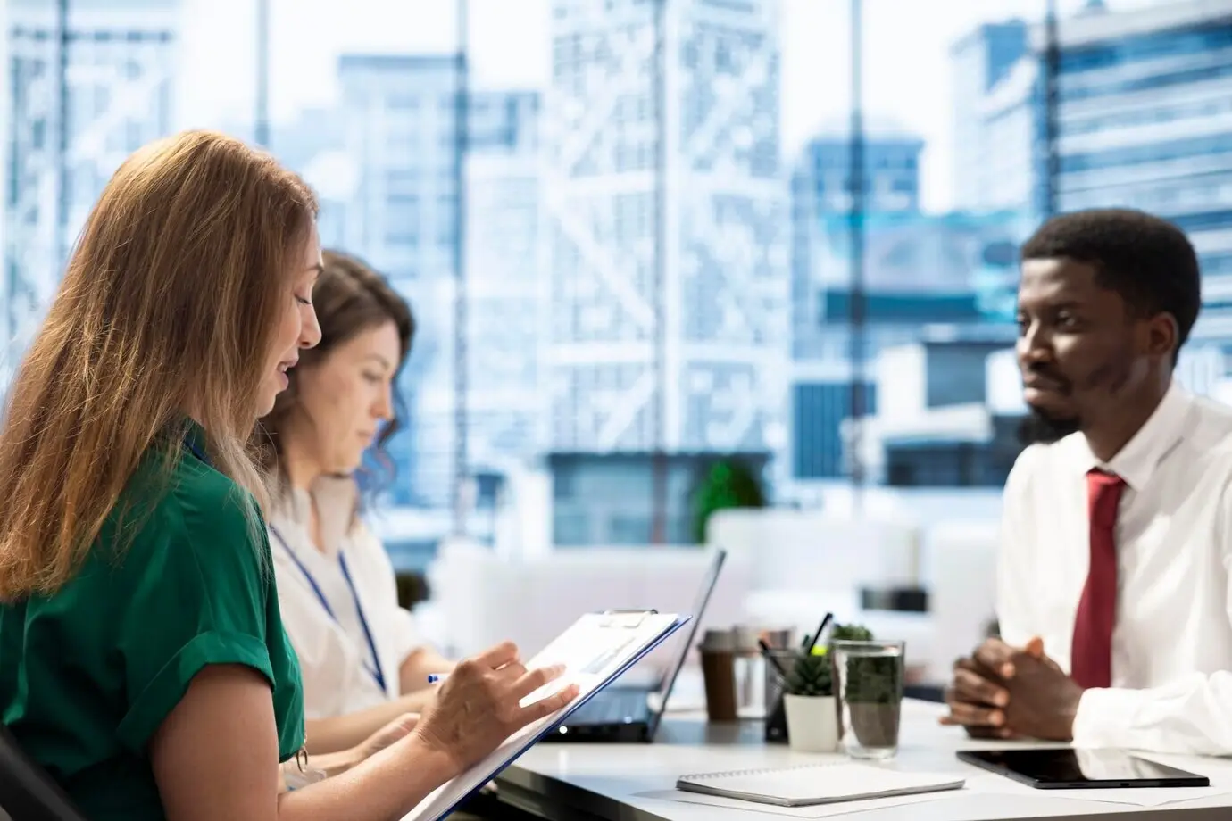 Сотрудники отдела кадров разрабатывают стратегию подбора персонала, ориентированную на разнообразие и инклюзию.